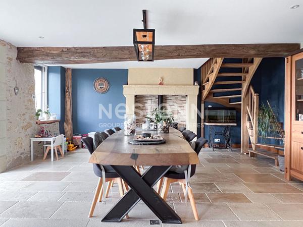 EXCLUSIVITÉ TERRANJOU ? Très jolie maison en pierre 193 m² plein SUD avec dépendances de 250 m² ! Charme 1920 & confort moderne : 4 chambres, Pièce de vie de 70 m²