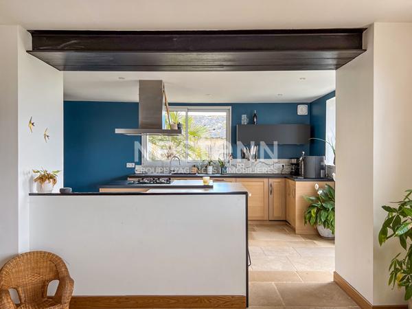 EXCLUSIVITÉ TERRANJOU ? Très jolie maison en pierre 193 m² plein SUD avec dépendances de 250 m² ! Charme 1920 & confort moderne : 4 chambres, Pièce de vie de 70 m²