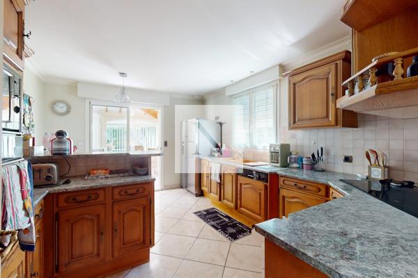 Maison 218 m² avec piscine et terrain de 3 383 m², nord-ouest de Saintes
