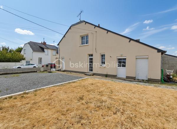 À découvrir sans tarder, cette agréable maison familiale offrant 81 m² habitables, implantée sur un terrain clos de 660 m², idéale pour une famille ou un premier achat.

Au rez-de-chaussée, vous découvrirez une entrée desservant un salon-séjour lumineux, une cuisine aménagée et équipée, une salle d’eau avec WC, ainsi qu’une pièce supplémentaire d’environ 30 m² sur dalle béton bénéficiant de deux ouvertures. Cet espace offre de nombreuses possibilités d’aménagement : suite parentale de plain-pied, bureau, salle de jeux, atelier ou activité professionnelle.

À l’étage, la maison dispose de deux chambres ainsi que d’un grenier aménageable, permettant de créer une chambre supplémentaire, un bureau ou une salle d’eau selon vos envies.

À l’extérieur, vous profiterez d’un terrain de 660 m², d’une dépendance idéale pour le stockage ou un atelier, ainsi que d’un espace de stationnement privatif permettant de garer plusieurs véhicules.

Les atouts

✔️ 81 m² habitables
✔️ Terrain clos de 660 m²
✔️ Salon-séjour lumineux
✔️ Cuisine aménagée et équipée
✔️ Pièce de 30 m² avec fort potentiel d’aménagement
✔️ Deux chambres
✔️ Grenier aménageable
✔️ Dépendance
✔️ Stationnement privatif
✔️ Maison évolutive selon vos besoins

Une commune agréable à vivre

Située sur la commune de Renazé, cette maison bénéficie d’un environnement pratique avec écoles maternelle et primaire, collège, commerces de proximité, supermarché, pharmacie, professionnels de santé, équipements sportifs et vie associative dynamique. La commune est idéalement située à proximité de Craon, Pouancé et Châteaubriant, offrant un cadre de vie paisible tout en restant proche des principaux axes.

Une maison offrant de belles possibilités d’évolution, à visiter sans tarder !