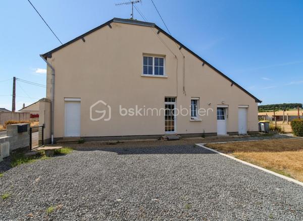 À découvrir sans tarder, cette agréable maison familiale offrant 81 m² habitables, implantée sur un terrain clos de 660 m², idéale pour une famille ou un premier achat.

Au rez-de-chaussée, vous découvrirez une entrée desservant un salon-séjour lumineux, une cuisine aménagée et équipée, une salle d’eau avec WC, ainsi qu’une pièce supplémentaire d’environ 30 m² sur dalle béton bénéficiant de deux ouvertures. Cet espace offre de nombreuses possibilités d’aménagement : suite parentale de plain-pied, bureau, salle de jeux, atelier ou activité professionnelle.

À l’étage, la maison dispose de deux chambres ainsi que d’un grenier aménageable, permettant de créer une chambre supplémentaire, un bureau ou une salle d’eau selon vos envies.

À l’extérieur, vous profiterez d’un terrain de 660 m², d’une dépendance idéale pour le stockage ou un atelier, ainsi que d’un espace de stationnement privatif permettant de garer plusieurs véhicules.

Les atouts

✔️ 81 m² habitables
✔️ Terrain clos de 660 m²
✔️ Salon-séjour lumineux
✔️ Cuisine aménagée et équipée
✔️ Pièce de 30 m² avec fort potentiel d’aménagement
✔️ Deux chambres
✔️ Grenier aménageable
✔️ Dépendance
✔️ Stationnement privatif
✔️ Maison évolutive selon vos besoins

Une commune agréable à vivre

Située sur la commune de Renazé, cette maison bénéficie d’un environnement pratique avec écoles maternelle et primaire, collège, commerces de proximité, supermarché, pharmacie, professionnels de santé, équipements sportifs et vie associative dynamique. La commune est idéalement située à proximité de Craon, Pouancé et Châteaubriant, offrant un cadre de vie paisible tout en restant proche des principaux axes.

Une maison offrant de belles possibilités d’évolution, à visiter sans tarder !