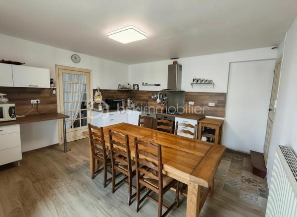 À découvrir sans tarder, cette agréable maison familiale offrant 81 m² habitables, implantée sur un terrain clos de 660 m², idéale pour une famille ou un premier achat.

Au rez-de-chaussée, vous découvrirez une entrée desservant un salon-séjour lumineux, une cuisine aménagée et équipée, une salle d’eau avec WC, ainsi qu’une pièce supplémentaire d’environ 30 m² sur dalle béton bénéficiant de deux ouvertures. Cet espace offre de nombreuses possibilités d’aménagement : suite parentale de plain-pied, bureau, salle de jeux, atelier ou activité professionnelle.

À l’étage, la maison dispose de deux chambres ainsi que d’un grenier aménageable, permettant de créer une chambre supplémentaire, un bureau ou une salle d’eau selon vos envies.

À l’extérieur, vous profiterez d’un terrain de 660 m², d’une dépendance idéale pour le stockage ou un atelier, ainsi que d’un espace de stationnement privatif permettant de garer plusieurs véhicules.

Les atouts

✔️ 81 m² habitables
✔️ Terrain clos de 660 m²
✔️ Salon-séjour lumineux
✔️ Cuisine aménagée et équipée
✔️ Pièce de 30 m² avec fort potentiel d’aménagement
✔️ Deux chambres
✔️ Grenier aménageable
✔️ Dépendance
✔️ Stationnement privatif
✔️ Maison évolutive selon vos besoins

Une commune agréable à vivre

Située sur la commune de Renazé, cette maison bénéficie d’un environnement pratique avec écoles maternelle et primaire, collège, commerces de proximité, supermarché, pharmacie, professionnels de santé, équipements sportifs et vie associative dynamique. La commune est idéalement située à proximité de Craon, Pouancé et Châteaubriant, offrant un cadre de vie paisible tout en restant proche des principaux axes.

Une maison offrant de belles possibilités d’évolution, à visiter sans tarder !