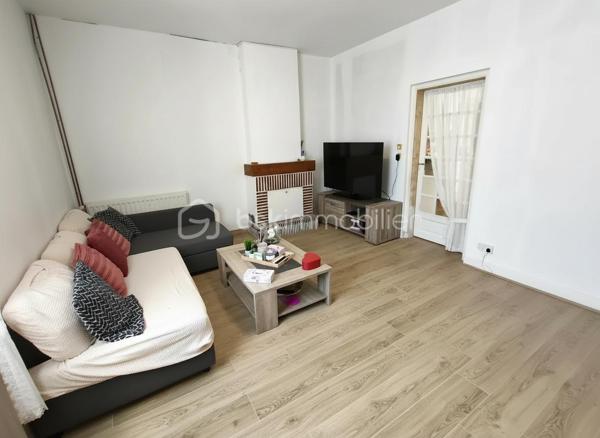 À découvrir sans tarder, cette agréable maison familiale offrant 81 m² habitables, implantée sur un terrain clos de 660 m², idéale pour une famille ou un premier achat.

Au rez-de-chaussée, vous découvrirez une entrée desservant un salon-séjour lumineux, une cuisine aménagée et équipée, une salle d’eau avec WC, ainsi qu’une pièce supplémentaire d’environ 30 m² sur dalle béton bénéficiant de deux ouvertures. Cet espace offre de nombreuses possibilités d’aménagement : suite parentale de plain-pied, bureau, salle de jeux, atelier ou activité professionnelle.

À l’étage, la maison dispose de deux chambres ainsi que d’un grenier aménageable, permettant de créer une chambre supplémentaire, un bureau ou une salle d’eau selon vos envies.

À l’extérieur, vous profiterez d’un terrain de 660 m², d’une dépendance idéale pour le stockage ou un atelier, ainsi que d’un espace de stationnement privatif permettant de garer plusieurs véhicules.

Les atouts

✔️ 81 m² habitables
✔️ Terrain clos de 660 m²
✔️ Salon-séjour lumineux
✔️ Cuisine aménagée et équipée
✔️ Pièce de 30 m² avec fort potentiel d’aménagement
✔️ Deux chambres
✔️ Grenier aménageable
✔️ Dépendance
✔️ Stationnement privatif
✔️ Maison évolutive selon vos besoins

Une commune agréable à vivre

Située sur la commune de Renazé, cette maison bénéficie d’un environnement pratique avec écoles maternelle et primaire, collège, commerces de proximité, supermarché, pharmacie, professionnels de santé, équipements sportifs et vie associative dynamique. La commune est idéalement située à proximité de Craon, Pouancé et Châteaubriant, offrant un cadre de vie paisible tout en restant proche des principaux axes.

Une maison offrant de belles possibilités d’évolution, à visiter sans tarder !