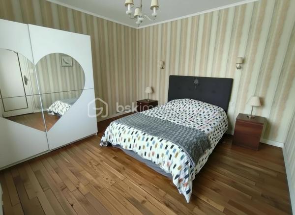 À découvrir sans tarder, cette agréable maison familiale offrant 81 m² habitables, implantée sur un terrain clos de 660 m², idéale pour une famille ou un premier achat.

Au rez-de-chaussée, vous découvrirez une entrée desservant un salon-séjour lumineux, une cuisine aménagée et équipée, une salle d’eau avec WC, ainsi qu’une pièce supplémentaire d’environ 30 m² sur dalle béton bénéficiant de deux ouvertures. Cet espace offre de nombreuses possibilités d’aménagement : suite parentale de plain-pied, bureau, salle de jeux, atelier ou activité professionnelle.

À l’étage, la maison dispose de deux chambres ainsi que d’un grenier aménageable, permettant de créer une chambre supplémentaire, un bureau ou une salle d’eau selon vos envies.

À l’extérieur, vous profiterez d’un terrain de 660 m², d’une dépendance idéale pour le stockage ou un atelier, ainsi que d’un espace de stationnement privatif permettant de garer plusieurs véhicules.

Les atouts

✔️ 81 m² habitables
✔️ Terrain clos de 660 m²
✔️ Salon-séjour lumineux
✔️ Cuisine aménagée et équipée
✔️ Pièce de 30 m² avec fort potentiel d’aménagement
✔️ Deux chambres
✔️ Grenier aménageable
✔️ Dépendance
✔️ Stationnement privatif
✔️ Maison évolutive selon vos besoins

Une commune agréable à vivre

Située sur la commune de Renazé, cette maison bénéficie d’un environnement pratique avec écoles maternelle et primaire, collège, commerces de proximité, supermarché, pharmacie, professionnels de santé, équipements sportifs et vie associative dynamique. La commune est idéalement située à proximité de Craon, Pouancé et Châteaubriant, offrant un cadre de vie paisible tout en restant proche des principaux axes.

Une maison offrant de belles possibilités d’évolution, à visiter sans tarder !