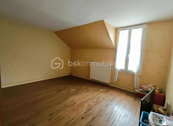 À découvrir sans tarder, cette agréable maison familiale offrant 81 m² habitables, implantée sur un terrain clos de 660 m², idéale pour une famille ou un premier achat.

Au rez-de-chaussée, vous découvrirez une entrée desservant un salon-séjour lumineux, une cuisine aménagée et équipée, une salle d’eau avec WC, ainsi qu’une pièce supplémentaire d’environ 30 m² sur dalle béton bénéficiant de deux ouvertures. Cet espace offre de nombreuses possibilités d’aménagement : suite parentale de plain-pied, bureau, salle de jeux, atelier ou activité professionnelle.

À l’étage, la maison dispose de deux chambres ainsi que d’un grenier aménageable, permettant de créer une chambre supplémentaire, un bureau ou une salle d’eau selon vos envies.

À l’extérieur, vous profiterez d’un terrain de 660 m², d’une dépendance idéale pour le stockage ou un atelier, ainsi que d’un espace de stationnement privatif permettant de garer plusieurs véhicules.

Les atouts

✔️ 81 m² habitables
✔️ Terrain clos de 660 m²
✔️ Salon-séjour lumineux
✔️ Cuisine aménagée et équipée
✔️ Pièce de 30 m² avec fort potentiel d’aménagement
✔️ Deux chambres
✔️ Grenier aménageable
✔️ Dépendance
✔️ Stationnement privatif
✔️ Maison évolutive selon vos besoins

Une commune agréable à vivre

Située sur la commune de Renazé, cette maison bénéficie d’un environnement pratique avec écoles maternelle et primaire, collège, commerces de proximité, supermarché, pharmacie, professionnels de santé, équipements sportifs et vie associative dynamique. La commune est idéalement située à proximité de Craon, Pouancé et Châteaubriant, offrant un cadre de vie paisible tout en restant proche des principaux axes.

Une maison offrant de belles possibilités d’évolution, à visiter sans tarder !
