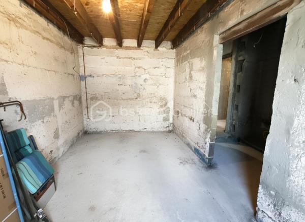 À découvrir sans tarder, cette agréable maison familiale offrant 81 m² habitables, implantée sur un terrain clos de 660 m², idéale pour une famille ou un premier achat.

Au rez-de-chaussée, vous découvrirez une entrée desservant un salon-séjour lumineux, une cuisine aménagée et équipée, une salle d’eau avec WC, ainsi qu’une pièce supplémentaire d’environ 30 m² sur dalle béton bénéficiant de deux ouvertures. Cet espace offre de nombreuses possibilités d’aménagement : suite parentale de plain-pied, bureau, salle de jeux, atelier ou activité professionnelle.

À l’étage, la maison dispose de deux chambres ainsi que d’un grenier aménageable, permettant de créer une chambre supplémentaire, un bureau ou une salle d’eau selon vos envies.

À l’extérieur, vous profiterez d’un terrain de 660 m², d’une dépendance idéale pour le stockage ou un atelier, ainsi que d’un espace de stationnement privatif permettant de garer plusieurs véhicules.

Les atouts

✔️ 81 m² habitables
✔️ Terrain clos de 660 m²
✔️ Salon-séjour lumineux
✔️ Cuisine aménagée et équipée
✔️ Pièce de 30 m² avec fort potentiel d’aménagement
✔️ Deux chambres
✔️ Grenier aménageable
✔️ Dépendance
✔️ Stationnement privatif
✔️ Maison évolutive selon vos besoins

Une commune agréable à vivre

Située sur la commune de Renazé, cette maison bénéficie d’un environnement pratique avec écoles maternelle et primaire, collège, commerces de proximité, supermarché, pharmacie, professionnels de santé, équipements sportifs et vie associative dynamique. La commune est idéalement située à proximité de Craon, Pouancé et Châteaubriant, offrant un cadre de vie paisible tout en restant proche des principaux axes.

Une maison offrant de belles possibilités d’évolution, à visiter sans tarder !