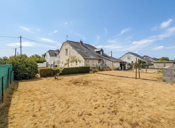 À découvrir sans tarder, cette agréable maison familiale offrant 81 m² habitables, implantée sur un terrain clos de 660 m², idéale pour une famille ou un premier achat.

Au rez-de-chaussée, vous découvrirez une entrée desservant un salon-séjour lumineux, une cuisine aménagée et équipée, une salle d’eau avec WC, ainsi qu’une pièce supplémentaire d’environ 30 m² sur dalle béton bénéficiant de deux ouvertures. Cet espace offre de nombreuses possibilités d’aménagement : suite parentale de plain-pied, bureau, salle de jeux, atelier ou activité professionnelle.

À l’étage, la maison dispose de deux chambres ainsi que d’un grenier aménageable, permettant de créer une chambre supplémentaire, un bureau ou une salle d’eau selon vos envies.

À l’extérieur, vous profiterez d’un terrain de 660 m², d’une dépendance idéale pour le stockage ou un atelier, ainsi que d’un espace de stationnement privatif permettant de garer plusieurs véhicules.

Les atouts

✔️ 81 m² habitables
✔️ Terrain clos de 660 m²
✔️ Salon-séjour lumineux
✔️ Cuisine aménagée et équipée
✔️ Pièce de 30 m² avec fort potentiel d’aménagement
✔️ Deux chambres
✔️ Grenier aménageable
✔️ Dépendance
✔️ Stationnement privatif
✔️ Maison évolutive selon vos besoins

Une commune agréable à vivre

Située sur la commune de Renazé, cette maison bénéficie d’un environnement pratique avec écoles maternelle et primaire, collège, commerces de proximité, supermarché, pharmacie, professionnels de santé, équipements sportifs et vie associative dynamique. La commune est idéalement située à proximité de Craon, Pouancé et Châteaubriant, offrant un cadre de vie paisible tout en restant proche des principaux axes.

Une maison offrant de belles possibilités d’évolution, à visiter sans tarder !