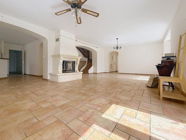 BEAUMONT Bâtisse lumineuse 7 chambres 295 m² jardin et piscine