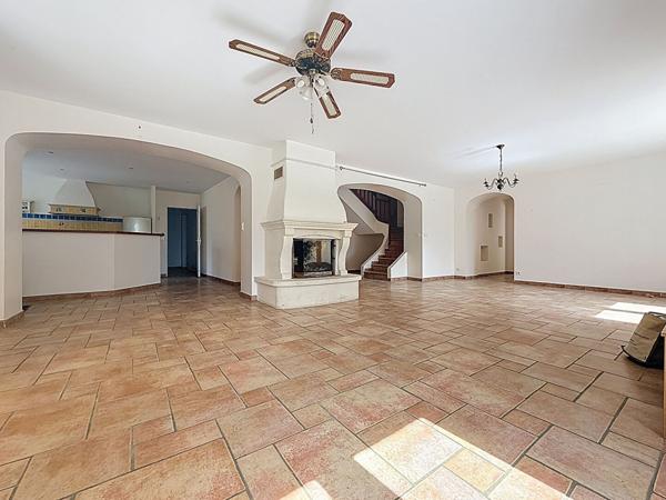 BEAUMONT Bâtisse lumineuse 7 chambres 295 m² jardin et piscine