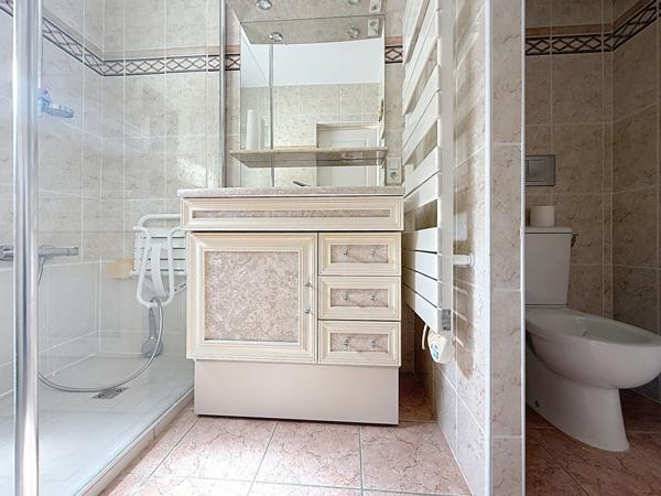 BEAUMONT Bâtisse lumineuse 7 chambres 295 m² jardin et piscine