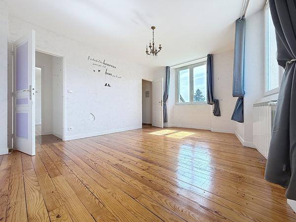 BEAUMONT Bâtisse lumineuse 7 chambres 295 m² jardin et piscine