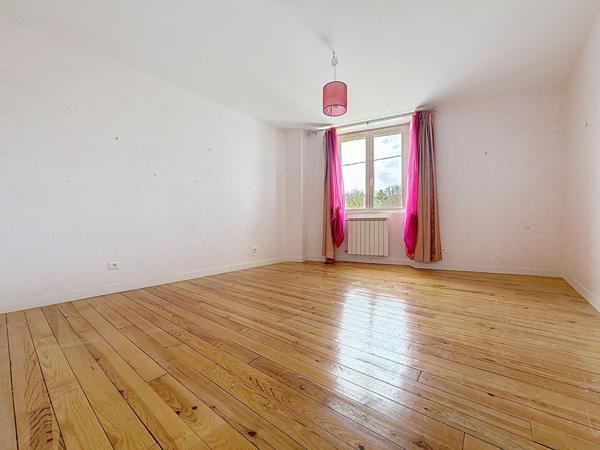 BEAUMONT Bâtisse lumineuse 7 chambres 295 m² jardin et piscine