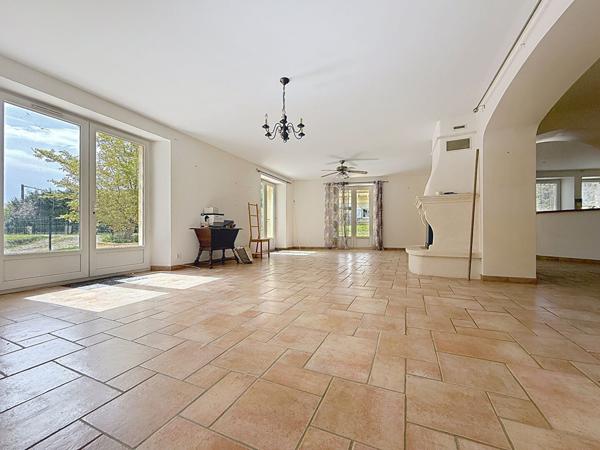 BEAUMONT Bâtisse lumineuse 7 chambres 295 m² jardin et piscine