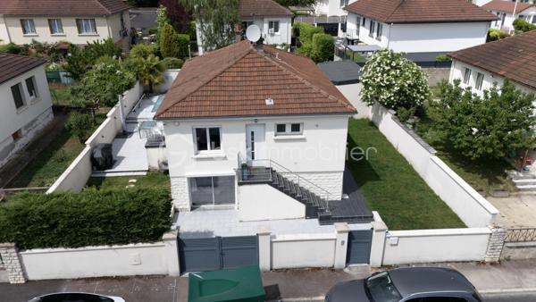 Maison familiale avec piscine et dépendance de 17m2 - Confort, volumes et cadre de vie privilégié

Idéalement située à proximité immédiate des commerces, écoles et commodités, cette belle maison sur sous-sol rehaussé offre un cadre de vie aussi pratique qu'agréable, parfaitement adapté à une vie de famille.
Cette maison dévoile des volumes généreux et une distribution fonctionnelle pensée pour le confort du quotidien.

Le rez-de-chaussée accueille une lumineuse pièce de vie composée d'un salon-séjour ouvert sur une cuisine équipée, créant un espace convivial et chaleureux tourné vers l'extérieure et un accès piscine. Vous y trouverez également 2 belles chambres, ainsi qu'une salle de douche et un wc indépendant.

Le Rez-de-jardin complète parfaitement l'ensemble avec :
une buanderie, une seconde salle de douche avec WC, trois chambres supplémentaires, dont une bénéficiant d'un accès direct vers l'extérieur, offrant de nombreuses possibilités d'usage (suite invités, adolescents, activité indépendante...).

À l'extérieur, les prestations séduisent immédiatement : une belle piscine accompagnée de sa dépendance crée un véritable espace de détente intime et convivial.

Ce que l'on aime :
• Maison familiale aux beaux volumes
• Distribution pratique et fonctionnelle
• Double espace nuit
• Piscine et dépendance
• Accès extérieur.
Une maison complète et évolutive, tout en profitant d'espaces de vie confortables et d'un extérieur pensé pour les beaux jours.

Vidéo sur : Facebook Émilie Savrot Immo.