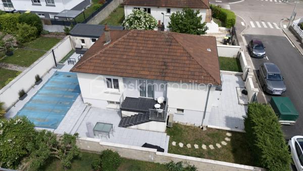 Maison familiale avec piscine et dépendance de 17m2 - Confort, volumes et cadre de vie privilégié

Idéalement située à proximité immédiate des commerces, écoles et commodités, cette belle maison sur sous-sol rehaussé offre un cadre de vie aussi pratique qu'agréable, parfaitement adapté à une vie de famille.
Cette maison dévoile des volumes généreux et une distribution fonctionnelle pensée pour le confort du quotidien.

Le rez-de-chaussée accueille une lumineuse pièce de vie composée d'un salon-séjour ouvert sur une cuisine équipée, créant un espace convivial et chaleureux tourné vers l'extérieure et un accès piscine. Vous y trouverez également 2 belles chambres, ainsi qu'une salle de douche et un wc indépendant.

Le Rez-de-jardin complète parfaitement l'ensemble avec :
une buanderie, une seconde salle de douche avec WC, trois chambres supplémentaires, dont une bénéficiant d'un accès direct vers l'extérieur, offrant de nombreuses possibilités d'usage (suite invités, adolescents, activité indépendante...).

À l'extérieur, les prestations séduisent immédiatement : une belle piscine accompagnée de sa dépendance crée un véritable espace de détente intime et convivial.

Ce que l'on aime :
• Maison familiale aux beaux volumes
• Distribution pratique et fonctionnelle
• Double espace nuit
• Piscine et dépendance
• Accès extérieur.
Une maison complète et évolutive, tout en profitant d'espaces de vie confortables et d'un extérieur pensé pour les beaux jours.

Vidéo sur : Facebook Émilie Savrot Immo.