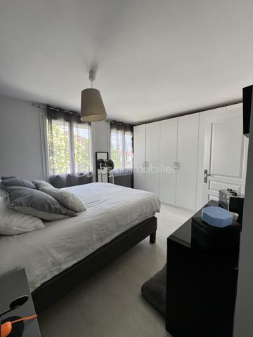 Maison familiale avec piscine et dépendance de 17m2 - Confort, volumes et cadre de vie privilégié

Idéalement située à proximité immédiate des commerces, écoles et commodités, cette belle maison sur sous-sol rehaussé offre un cadre de vie aussi pratique qu'agréable, parfaitement adapté à une vie de famille.
Cette maison dévoile des volumes généreux et une distribution fonctionnelle pensée pour le confort du quotidien.

Le rez-de-chaussée accueille une lumineuse pièce de vie composée d'un salon-séjour ouvert sur une cuisine équipée, créant un espace convivial et chaleureux tourné vers l'extérieure et un accès piscine. Vous y trouverez également 2 belles chambres, ainsi qu'une salle de douche et un wc indépendant.

Le Rez-de-jardin complète parfaitement l'ensemble avec :
une buanderie, une seconde salle de douche avec WC, trois chambres supplémentaires, dont une bénéficiant d'un accès direct vers l'extérieur, offrant de nombreuses possibilités d'usage (suite invités, adolescents, activité indépendante...).

À l'extérieur, les prestations séduisent immédiatement : une belle piscine accompagnée de sa dépendance crée un véritable espace de détente intime et convivial.

Ce que l'on aime :
• Maison familiale aux beaux volumes
• Distribution pratique et fonctionnelle
• Double espace nuit
• Piscine et dépendance
• Accès extérieur.
Une maison complète et évolutive, tout en profitant d'espaces de vie confortables et d'un extérieur pensé pour les beaux jours.

Vidéo sur : Facebook Émilie Savrot Immo.