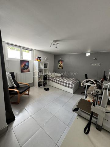Maison familiale avec piscine et dépendance de 17m2 - Confort, volumes et cadre de vie privilégié

Idéalement située à proximité immédiate des commerces, écoles et commodités, cette belle maison sur sous-sol rehaussé offre un cadre de vie aussi pratique qu'agréable, parfaitement adapté à une vie de famille.
Cette maison dévoile des volumes généreux et une distribution fonctionnelle pensée pour le confort du quotidien.

Le rez-de-chaussée accueille une lumineuse pièce de vie composée d'un salon-séjour ouvert sur une cuisine équipée, créant un espace convivial et chaleureux tourné vers l'extérieure et un accès piscine. Vous y trouverez également 2 belles chambres, ainsi qu'une salle de douche et un wc indépendant.

Le Rez-de-jardin complète parfaitement l'ensemble avec :
une buanderie, une seconde salle de douche avec WC, trois chambres supplémentaires, dont une bénéficiant d'un accès direct vers l'extérieur, offrant de nombreuses possibilités d'usage (suite invités, adolescents, activité indépendante...).

À l'extérieur, les prestations séduisent immédiatement : une belle piscine accompagnée de sa dépendance crée un véritable espace de détente intime et convivial.

Ce que l'on aime :
• Maison familiale aux beaux volumes
• Distribution pratique et fonctionnelle
• Double espace nuit
• Piscine et dépendance
• Accès extérieur.
Une maison complète et évolutive, tout en profitant d'espaces de vie confortables et d'un extérieur pensé pour les beaux jours.

Vidéo sur : Facebook Émilie Savrot Immo.