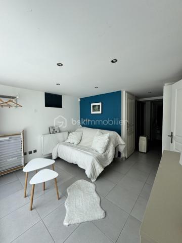 Maison familiale avec piscine et dépendance de 17m2 - Confort, volumes et cadre de vie privilégié

Idéalement située à proximité immédiate des commerces, écoles et commodités, cette belle maison sur sous-sol rehaussé offre un cadre de vie aussi pratique qu'agréable, parfaitement adapté à une vie de famille.
Cette maison dévoile des volumes généreux et une distribution fonctionnelle pensée pour le confort du quotidien.

Le rez-de-chaussée accueille une lumineuse pièce de vie composée d'un salon-séjour ouvert sur une cuisine équipée, créant un espace convivial et chaleureux tourné vers l'extérieure et un accès piscine. Vous y trouverez également 2 belles chambres, ainsi qu'une salle de douche et un wc indépendant.

Le Rez-de-jardin complète parfaitement l'ensemble avec :
une buanderie, une seconde salle de douche avec WC, trois chambres supplémentaires, dont une bénéficiant d'un accès direct vers l'extérieur, offrant de nombreuses possibilités d'usage (suite invités, adolescents, activité indépendante...).

À l'extérieur, les prestations séduisent immédiatement : une belle piscine accompagnée de sa dépendance crée un véritable espace de détente intime et convivial.

Ce que l'on aime :
• Maison familiale aux beaux volumes
• Distribution pratique et fonctionnelle
• Double espace nuit
• Piscine et dépendance
• Accès extérieur.
Une maison complète et évolutive, tout en profitant d'espaces de vie confortables et d'un extérieur pensé pour les beaux jours.

Vidéo sur : Facebook Émilie Savrot Immo.