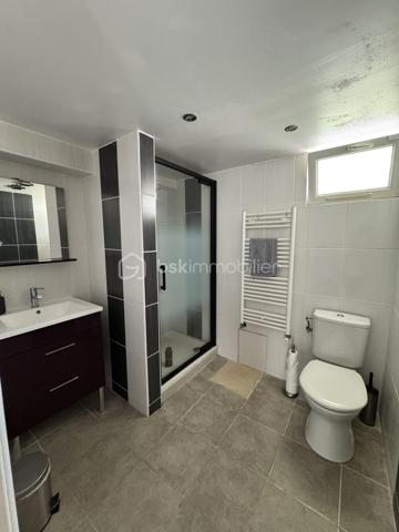 Maison familiale avec piscine et dépendance de 17m2 - Confort, volumes et cadre de vie privilégié

Idéalement située à proximité immédiate des commerces, écoles et commodités, cette belle maison sur sous-sol rehaussé offre un cadre de vie aussi pratique qu'agréable, parfaitement adapté à une vie de famille.
Cette maison dévoile des volumes généreux et une distribution fonctionnelle pensée pour le confort du quotidien.

Le rez-de-chaussée accueille une lumineuse pièce de vie composée d'un salon-séjour ouvert sur une cuisine équipée, créant un espace convivial et chaleureux tourné vers l'extérieure et un accès piscine. Vous y trouverez également 2 belles chambres, ainsi qu'une salle de douche et un wc indépendant.

Le Rez-de-jardin complète parfaitement l'ensemble avec :
une buanderie, une seconde salle de douche avec WC, trois chambres supplémentaires, dont une bénéficiant d'un accès direct vers l'extérieur, offrant de nombreuses possibilités d'usage (suite invités, adolescents, activité indépendante...).

À l'extérieur, les prestations séduisent immédiatement : une belle piscine accompagnée de sa dépendance crée un véritable espace de détente intime et convivial.

Ce que l'on aime :
• Maison familiale aux beaux volumes
• Distribution pratique et fonctionnelle
• Double espace nuit
• Piscine et dépendance
• Accès extérieur.
Une maison complète et évolutive, tout en profitant d'espaces de vie confortables et d'un extérieur pensé pour les beaux jours.

Vidéo sur : Facebook Émilie Savrot Immo.