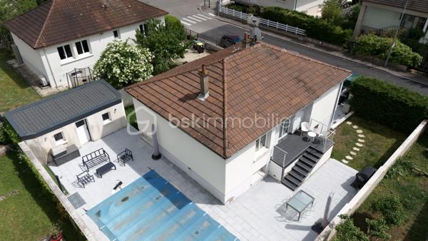 Maison familiale avec piscine et dépendance de 17m2 - Confort, volumes et cadre de vie privilégié

Idéalement située à proximité immédiate des commerces, écoles et commodités, cette belle maison sur sous-sol rehaussé offre un cadre de vie aussi pratique qu'agréable, parfaitement adapté à une vie de famille.
Cette maison dévoile des volumes généreux et une distribution fonctionnelle pensée pour le confort du quotidien.

Le rez-de-chaussée accueille une lumineuse pièce de vie composée d'un salon-séjour ouvert sur une cuisine équipée, créant un espace convivial et chaleureux tourné vers l'extérieure et un accès piscine. Vous y trouverez également 2 belles chambres, ainsi qu'une salle de douche et un wc indépendant.

Le Rez-de-jardin complète parfaitement l'ensemble avec :
une buanderie, une seconde salle de douche avec WC, trois chambres supplémentaires, dont une bénéficiant d'un accès direct vers l'extérieur, offrant de nombreuses possibilités d'usage (suite invités, adolescents, activité indépendante...).

À l'extérieur, les prestations séduisent immédiatement : une belle piscine accompagnée de sa dépendance crée un véritable espace de détente intime et convivial.

Ce que l'on aime :
• Maison familiale aux beaux volumes
• Distribution pratique et fonctionnelle
• Double espace nuit
• Piscine et dépendance
• Accès extérieur.
Une maison complète et évolutive, tout en profitant d'espaces de vie confortables et d'un extérieur pensé pour les beaux jours.

Vidéo sur : Facebook Émilie Savrot Immo.