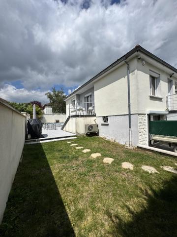 Maison familiale avec piscine et dépendance de 17m2 - Confort, volumes et cadre de vie privilégié

Idéalement située à proximité immédiate des commerces, écoles et commodités, cette belle maison sur sous-sol rehaussé offre un cadre de vie aussi pratique qu'agréable, parfaitement adapté à une vie de famille.
Cette maison dévoile des volumes généreux et une distribution fonctionnelle pensée pour le confort du quotidien.

Le rez-de-chaussée accueille une lumineuse pièce de vie composée d'un salon-séjour ouvert sur une cuisine équipée, créant un espace convivial et chaleureux tourné vers l'extérieure et un accès piscine. Vous y trouverez également 2 belles chambres, ainsi qu'une salle de douche et un wc indépendant.

Le Rez-de-jardin complète parfaitement l'ensemble avec :
une buanderie, une seconde salle de douche avec WC, trois chambres supplémentaires, dont une bénéficiant d'un accès direct vers l'extérieur, offrant de nombreuses possibilités d'usage (suite invités, adolescents, activité indépendante...).

À l'extérieur, les prestations séduisent immédiatement : une belle piscine accompagnée de sa dépendance crée un véritable espace de détente intime et convivial.

Ce que l'on aime :
• Maison familiale aux beaux volumes
• Distribution pratique et fonctionnelle
• Double espace nuit
• Piscine et dépendance
• Accès extérieur.
Une maison complète et évolutive, tout en profitant d'espaces de vie confortables et d'un extérieur pensé pour les beaux jours.

Vidéo sur : Facebook Émilie Savrot Immo.