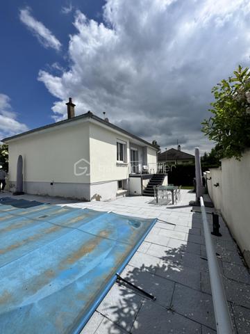 Maison familiale avec piscine et dépendance de 17m2 - Confort, volumes et cadre de vie privilégié

Idéalement située à proximité immédiate des commerces, écoles et commodités, cette belle maison sur sous-sol rehaussé offre un cadre de vie aussi pratique qu'agréable, parfaitement adapté à une vie de famille.
Cette maison dévoile des volumes généreux et une distribution fonctionnelle pensée pour le confort du quotidien.

Le rez-de-chaussée accueille une lumineuse pièce de vie composée d'un salon-séjour ouvert sur une cuisine équipée, créant un espace convivial et chaleureux tourné vers l'extérieure et un accès piscine. Vous y trouverez également 2 belles chambres, ainsi qu'une salle de douche et un wc indépendant.

Le Rez-de-jardin complète parfaitement l'ensemble avec :
une buanderie, une seconde salle de douche avec WC, trois chambres supplémentaires, dont une bénéficiant d'un accès direct vers l'extérieur, offrant de nombreuses possibilités d'usage (suite invités, adolescents, activité indépendante...).

À l'extérieur, les prestations séduisent immédiatement : une belle piscine accompagnée de sa dépendance crée un véritable espace de détente intime et convivial.

Ce que l'on aime :
• Maison familiale aux beaux volumes
• Distribution pratique et fonctionnelle
• Double espace nuit
• Piscine et dépendance
• Accès extérieur.
Une maison complète et évolutive, tout en profitant d'espaces de vie confortables et d'un extérieur pensé pour les beaux jours.

Vidéo sur : Facebook Émilie Savrot Immo.