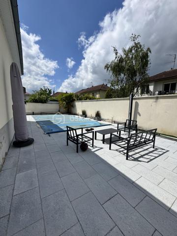 Maison familiale avec piscine et dépendance de 17m2 - Confort, volumes et cadre de vie privilégié

Idéalement située à proximité immédiate des commerces, écoles et commodités, cette belle maison sur sous-sol rehaussé offre un cadre de vie aussi pratique qu'agréable, parfaitement adapté à une vie de famille.
Cette maison dévoile des volumes généreux et une distribution fonctionnelle pensée pour le confort du quotidien.

Le rez-de-chaussée accueille une lumineuse pièce de vie composée d'un salon-séjour ouvert sur une cuisine équipée, créant un espace convivial et chaleureux tourné vers l'extérieure et un accès piscine. Vous y trouverez également 2 belles chambres, ainsi qu'une salle de douche et un wc indépendant.

Le Rez-de-jardin complète parfaitement l'ensemble avec :
une buanderie, une seconde salle de douche avec WC, trois chambres supplémentaires, dont une bénéficiant d'un accès direct vers l'extérieur, offrant de nombreuses possibilités d'usage (suite invités, adolescents, activité indépendante...).

À l'extérieur, les prestations séduisent immédiatement : une belle piscine accompagnée de sa dépendance crée un véritable espace de détente intime et convivial.

Ce que l'on aime :
• Maison familiale aux beaux volumes
• Distribution pratique et fonctionnelle
• Double espace nuit
• Piscine et dépendance
• Accès extérieur.
Une maison complète et évolutive, tout en profitant d'espaces de vie confortables et d'un extérieur pensé pour les beaux jours.

Vidéo sur : Facebook Émilie Savrot Immo.