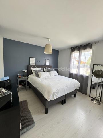 Maison familiale avec piscine et dépendance de 17m2 - Confort, volumes et cadre de vie privilégié

Idéalement située à proximité immédiate des commerces, écoles et commodités, cette belle maison sur sous-sol rehaussé offre un cadre de vie aussi pratique qu'agréable, parfaitement adapté à une vie de famille.
Cette maison dévoile des volumes généreux et une distribution fonctionnelle pensée pour le confort du quotidien.

Le rez-de-chaussée accueille une lumineuse pièce de vie composée d'un salon-séjour ouvert sur une cuisine équipée, créant un espace convivial et chaleureux tourné vers l'extérieure et un accès piscine. Vous y trouverez également 2 belles chambres, ainsi qu'une salle de douche et un wc indépendant.

Le Rez-de-jardin complète parfaitement l'ensemble avec :
une buanderie, une seconde salle de douche avec WC, trois chambres supplémentaires, dont une bénéficiant d'un accès direct vers l'extérieur, offrant de nombreuses possibilités d'usage (suite invités, adolescents, activité indépendante...).

À l'extérieur, les prestations séduisent immédiatement : une belle piscine accompagnée de sa dépendance crée un véritable espace de détente intime et convivial.

Ce que l'on aime :
• Maison familiale aux beaux volumes
• Distribution pratique et fonctionnelle
• Double espace nuit
• Piscine et dépendance
• Accès extérieur.
Une maison complète et évolutive, tout en profitant d'espaces de vie confortables et d'un extérieur pensé pour les beaux jours.

Vidéo sur : Facebook Émilie Savrot Immo.