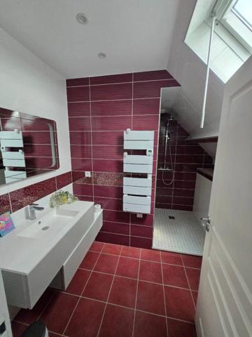 BELLE MAISON CONTEMPORAINE  AVEC UN TERRAIN CONSTRUCTIBLE