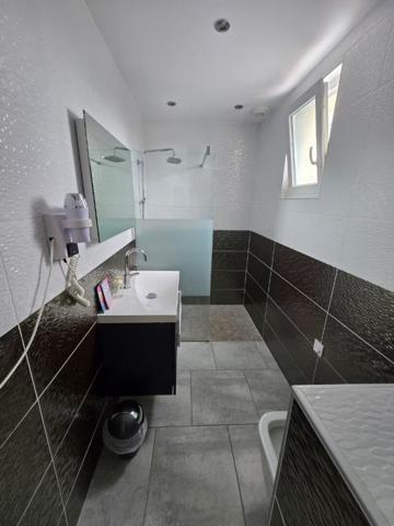 BELLE MAISON CONTEMPORAINE  AVEC UN TERRAIN CONSTRUCTIBLE