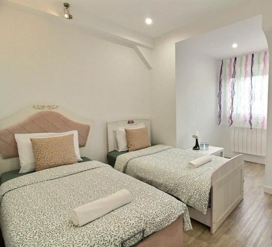 BELLE MAISON CONTEMPORAINE  AVEC UN TERRAIN CONSTRUCTIBLE