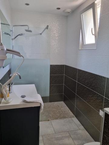 BELLE MAISON CONTEMPORAINE  AVEC UN TERRAIN CONSTRUCTIBLE