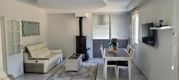 BELLE MAISON CONTEMPORAINE  AVEC UN TERRAIN CONSTRUCTIBLE