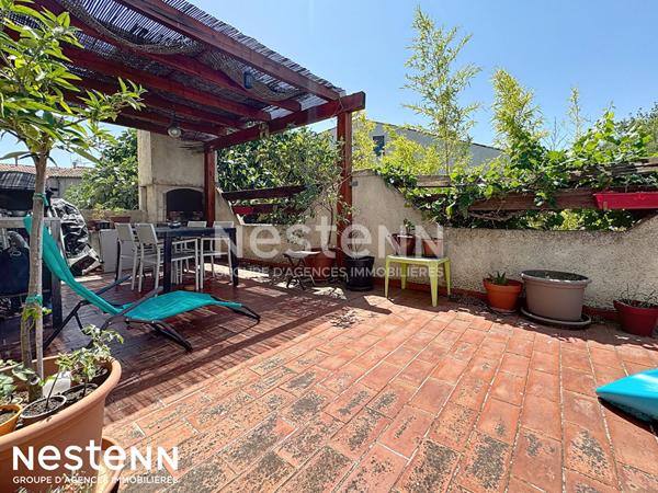 Opportunité rare dans le joli village de Névian! appartement avec TERRASSE ET COUR privée