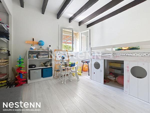 Opportunité rare dans le joli village de Névian! appartement avec TERRASSE ET COUR privée