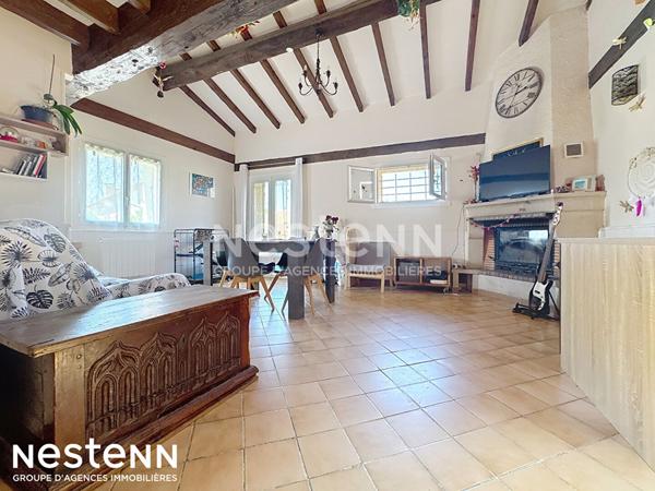 Opportunité rare dans le joli village de Névian! appartement avec TERRASSE ET COUR privée