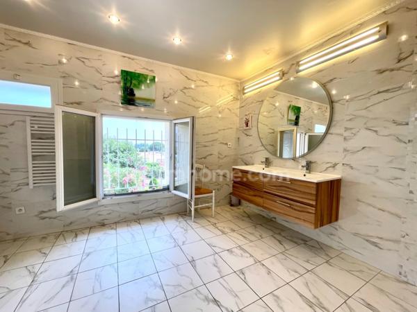 MAS AVEC PISCINE ET DÉPENDANCE BELLEGARDE