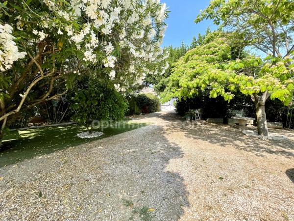 MAS AVEC PISCINE ET DÉPENDANCE BELLEGARDE