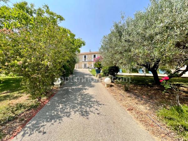 MAS AVEC PISCINE ET DÉPENDANCE BELLEGARDE