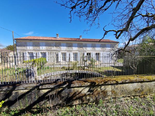 Maison à vendre 7 pièces proche de SAINT HILAIRE DE VILLEFRANCHE (17)