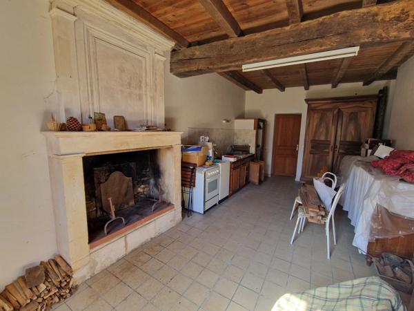 Maison à vendre 7 pièces proche de SAINT HILAIRE DE VILLEFRANCHE (17)