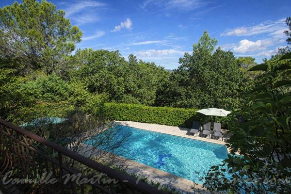Coup de coeur à Valescure : villa avec piscine, appartement indépendant et vue dégagée sur l'Estérel