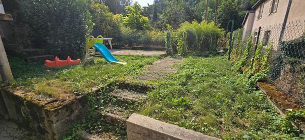 RDC surélevé avec terrasse, cave, jardin, parking