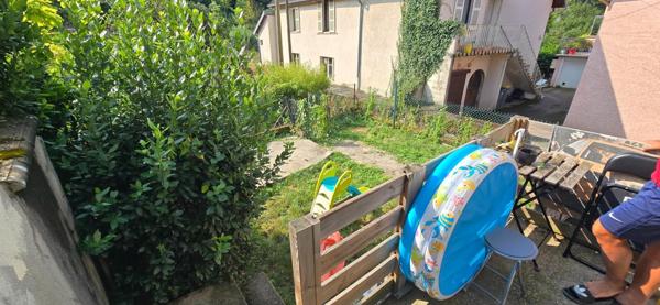 RDC surélevé avec terrasse, cave, jardin, parking