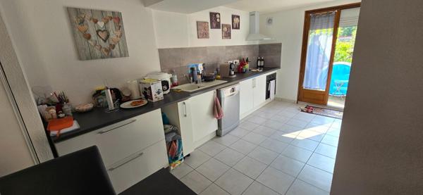 RDC surélevé avec terrasse, cave, jardin, parking