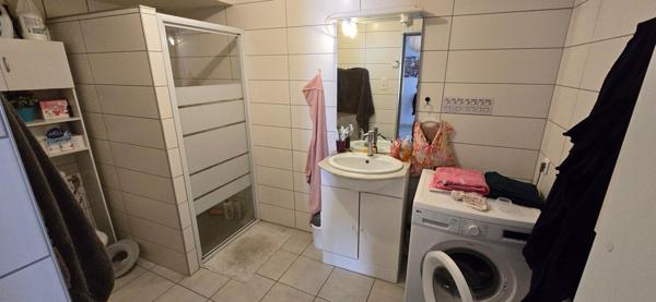 RDC surélevé avec terrasse, cave, jardin, parking