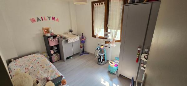 RDC surélevé avec terrasse, cave, jardin, parking