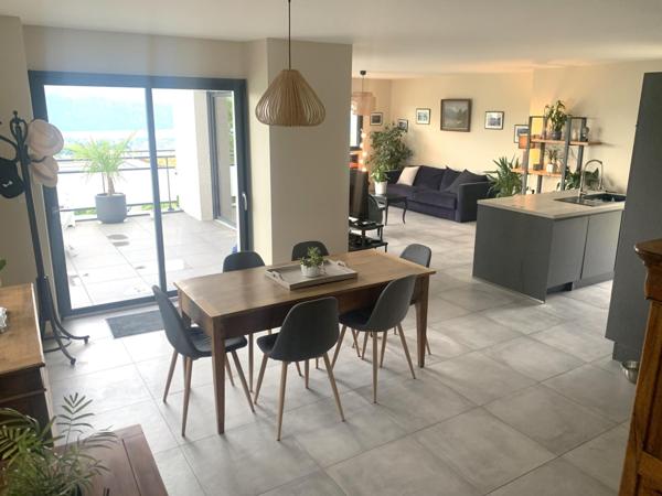 T4 avec jardin, piscine, garage, carport et caves