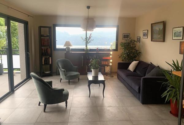 T4 avec jardin, piscine, garage, carport et caves