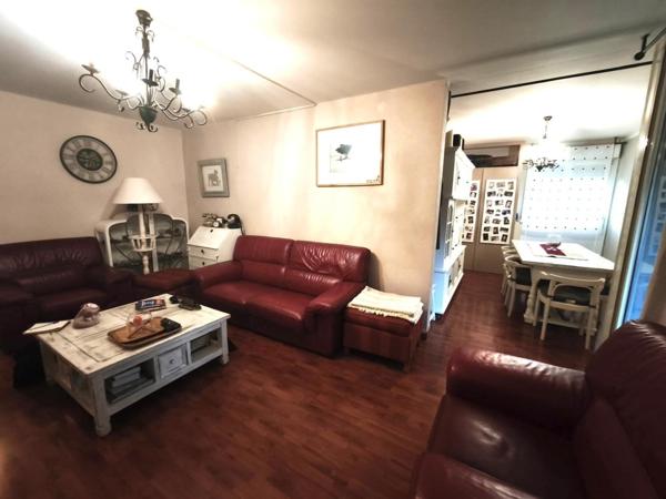 Appartement lumineux de 85m2 au 3ème étage.